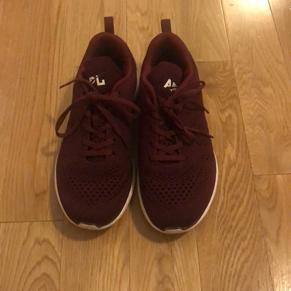 maroon tennis shoes